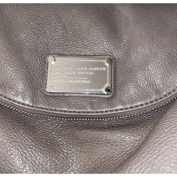 MARC JACOBS Women's Gray Pebbled Leather Q Natasha Crossbody Handbag - Picture 3 of 8